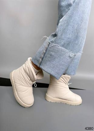 Зимові жіночі черевики - дутики молочного кольору теплі на хутрі
