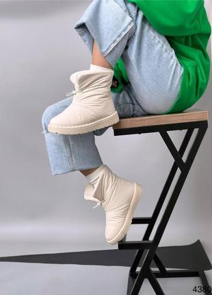 Зимові жіночі черевики - дутики молочного кольору теплі на хутрі