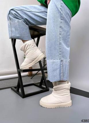 Зимові жіночі черевики - дутики молочного кольору теплі на хутрі