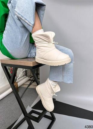 Зимові жіночі черевики - дутики молочного кольору теплі на хутрі