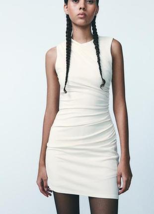 Коротка сукня з драпуванням zara