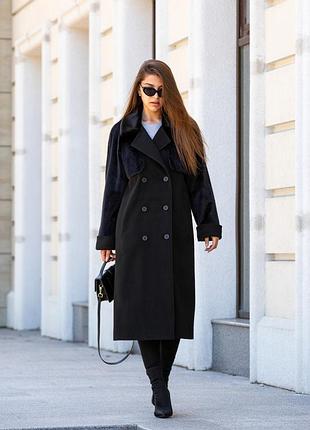 Зимнее двубортное пальто с отделкой из эко-норки