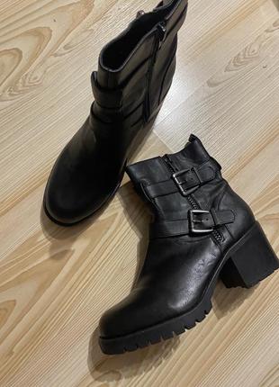 Чёрные базовые ботинки 40-40,5 р