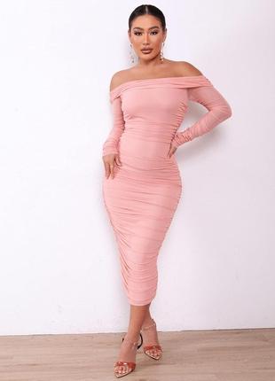 Плаття з відкритими плечима ніжно рожеве