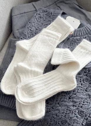 Однотонные термо носки молочные высокие объемный рубчик под угги