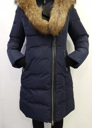 Оригінальний пуховик "mackage" з хутряним капюшоном.