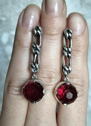 Серебряные серьги с краснымым камнем