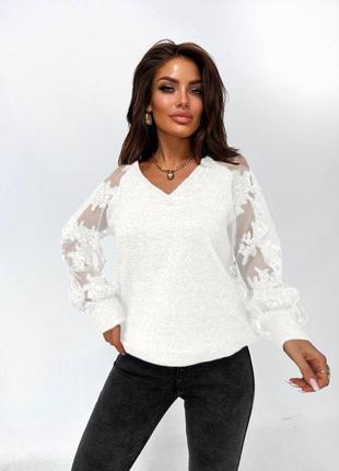 Кофта с кружевными рукавами