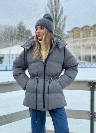Пуховик на кулисе в сером цвете