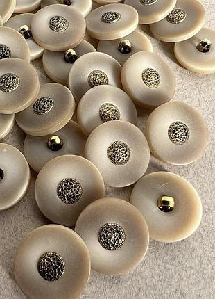 Пуговица костюмная матовая золотой цветок с ушком бежевая 23мм пластик