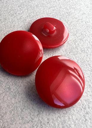Ґудзик костюмний глянцевий на ніжці червоний 28мм пластик