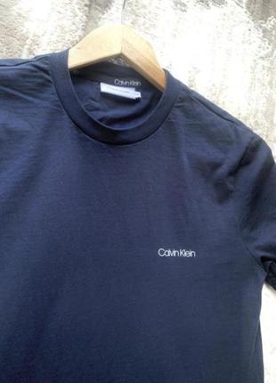 Темно синя футболка calvin klein5 фото