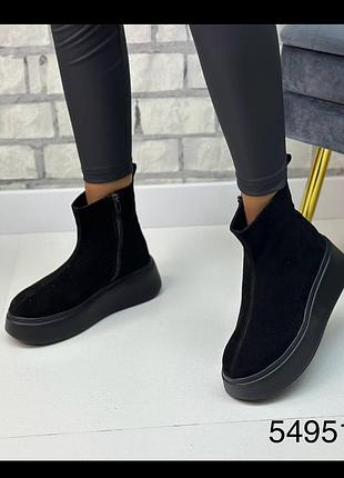 Жіночі замшеві демісезонні черевики на платформі у чорному кольорі