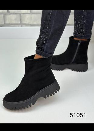 Демисезонные женские ботинки натуральная замша черного цвета