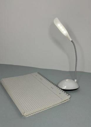 Лампа портативна настільна біла світлодіодна на батарейках маленька