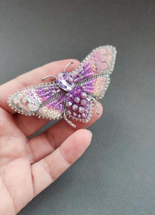 Вышитая брошка мотылек