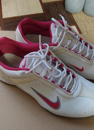 Кросівки жіночі