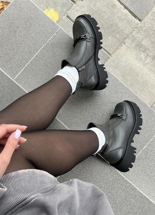 Ботинки женские кожаные серого цвета с фурнитурой деми зима