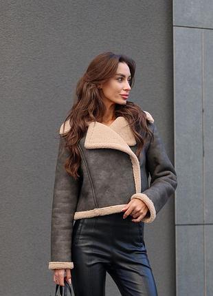 Женская дубленка темно серая графит кожаная укороченная короткая теди на бежевом меху тедди с мехом тепла с воротником на молнии