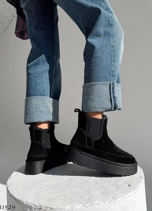Уггі жіночі у стилі челсі на потовщеній підошві з натуральної замші чорного кольору