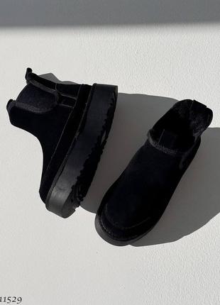 Уггі жіночі у стилі челсі на потовщеній підошві з натуральної замші чорного кольору