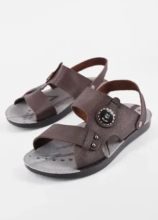 Шльопанці / сандалі