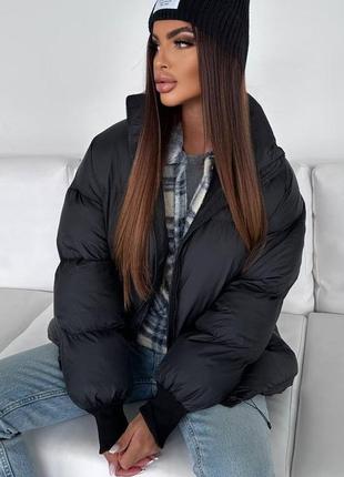 Чорна тепла зимова куртка пуховик з великими секціями та високим коміром стійкою (пуффер), 42-46