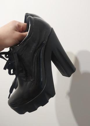 Шкіряні ботінкі на каблуку