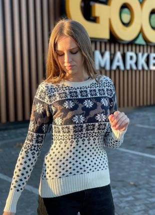 Новогодний женский свитер с новогодним узором, оленями, снежинками