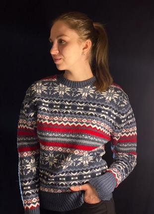 Новогодний женский свитер с новогодним узором, снежинками