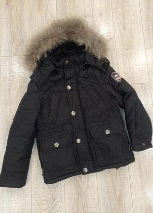 Отличная зимняя куртка на пуху для мальчика с мягким натуральным мехом на капюшоне