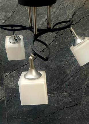 Потолочная люстра на три плафона