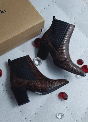 Clarks оригінал коричневі ботинки челсі на підборах