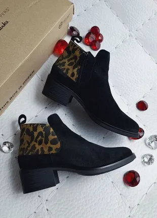 Clarks оригінал чорні замшеві черевики на невтсоких широких підборах