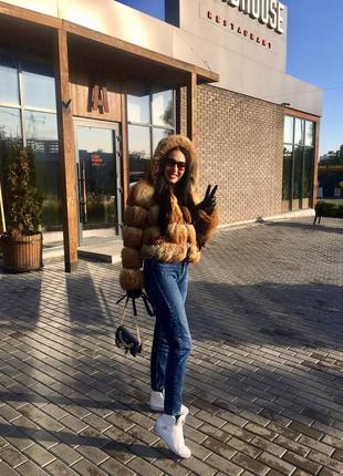 Шуба з капюшоном натуральними лісами але так року лежала і почала повзти по швах і розірваний капюшо
