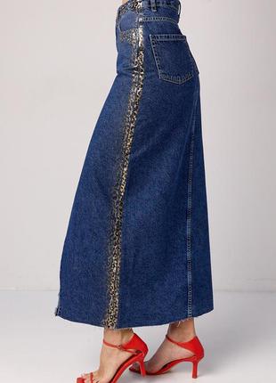 Длинная джинсовая юбка с леопардовым напылением - синий цвет5 фото