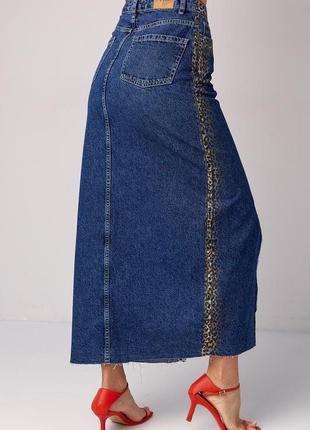 Длинная джинсовая юбка с леопардовым напылением - синий цвет2 фото
