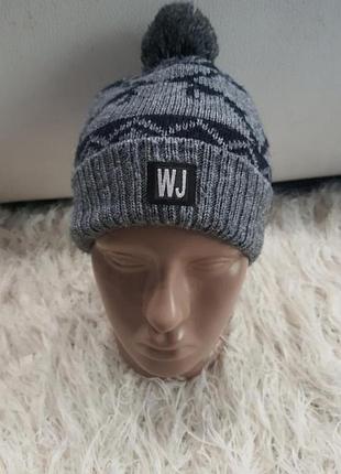 Серая шапка с бубоном на флисе