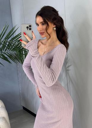 При ноне длинное платье