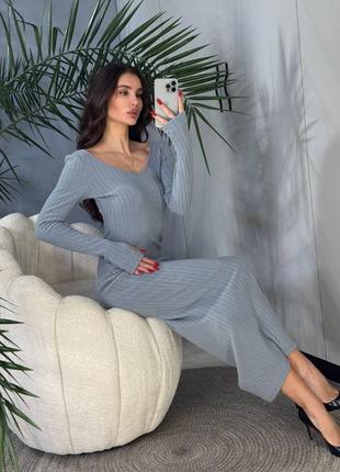 При ноне длинное платье