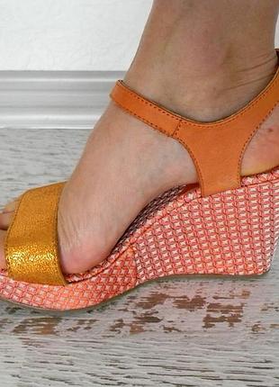 Оранжевые кожаные босоножки 38,39р.