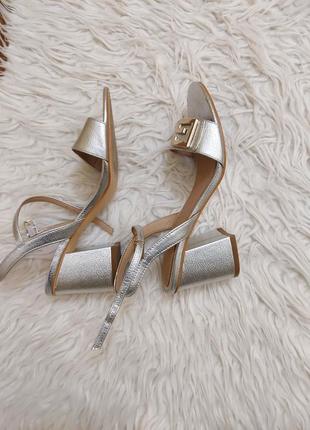 Босоніжки guess