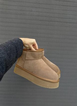 Женские зимние короткие угги цвета кэмэл на утолщенной подошве натуральная замша
