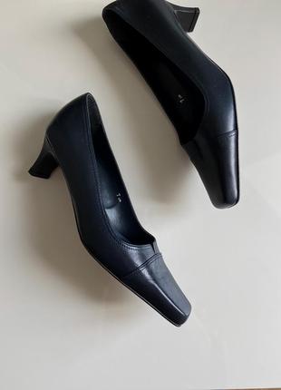 Темно - сині класичні туфлі на низькому каблуку2 фото