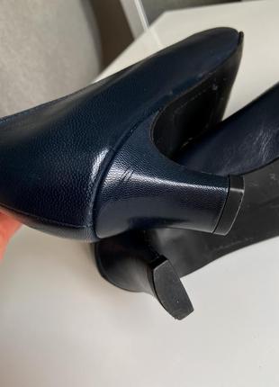 Темно - сині класичні туфлі на низькому каблуку7 фото