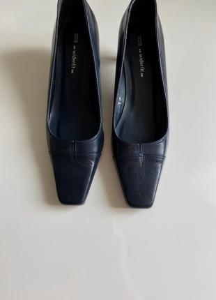 Темно - сині класичні туфлі на низькому каблуку10 фото