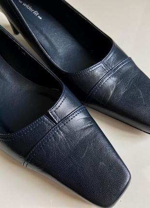 Темно - сині класичні туфлі на низькому каблуку9 фото