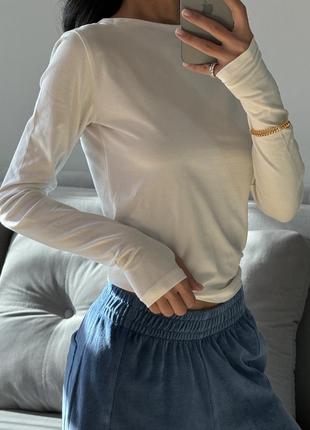 Базовий приталений кольору шампань лонгслів з натуральної мʼякої бавовни