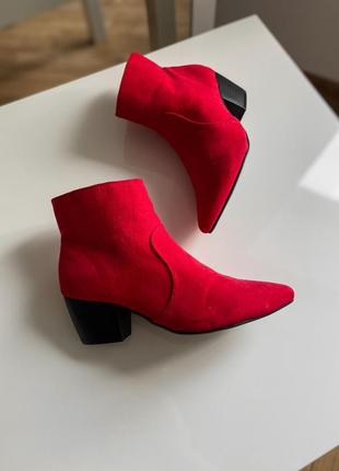 Красные ботинки на устойчивом каблуке2 фото
