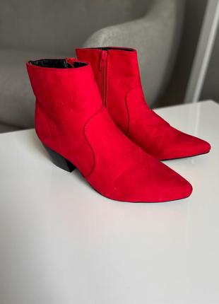 Красные ботинки на устойчивом каблуке5 фото